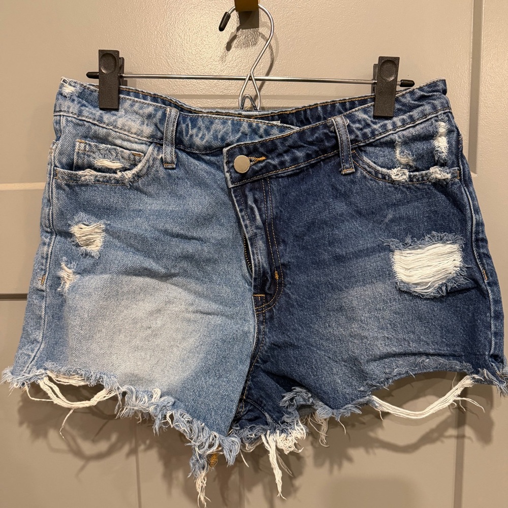 Two-Tone Distressed Denim Shorts - Blue